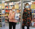 Bild:  Schinner/OTH Amberg-Weiden
Über das Gütesiegel freuen sich (von links) Monika Patuska, Bibliotheksmitarbeiterin, und Christina Michel, Leiterin der Bibliothek der OTH Amberg-Weiden.