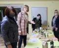 Bild: ohr
Die diesjährige Fortbildung für Ernährungsfachfrauen und Referentinnen in der Ernährung an der Landwirtschaftsschule Nabburg thematisierte „Bayerische pflanzliche Speiseöle – heimischer Reichtum, flüssiges Gold“. Ökotrophologin Johanna Baumann (Zweite von links) erläuterte die Präsentation.