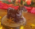Bild:  Miriam Lill/exb
In einer Osterlamm-Form wird der Weihnachtselch gebacken. Braunes Fell bekommt er mit Kakao. Etwas Puderzucker simuliert den Schnee.