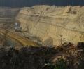 Bild: Houschka
Steil fällt der nördliche Sandgrubenrand in die Tiefe. Im bewaldeten Bereich dahinter, so sehen es die Planungen vor, soll das Stichgleis zum Tagebau führen.