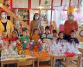 Bild: bsc
Kindergartenleiterin Nicole Lippert und die Kinderpflegerinnen Margit Rini und Helga Trottmann (mittlere Reihe von links) freuen sich mit den Kindern auf den heutigen Martinstag.