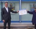 Bild: fph
Filialleiter Mathias Späth übergibt den symbolischen Spendenscheck an Helga Scherzer-Kaufmann von der Hospiz-Initiative Fichtelgebirge.