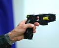 Bild: Daniel Karmann
Die Funktion eines Distanz-Elektroimpulsgeräts (Taser) wird im Polizeipräsidium Mittelfranken in Nürnberg (Bayern) vorgestellt. Mit der Elektroschockpistole wird ein Täter mehrere Sekunden lang handlungsunfähig gemacht.