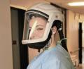 Bild: Marie Ehras/exb
Eine Pflegekraft mit Atemschutzhelm – diese Helme werden derzeit im St.-Anna-Krankenhaus getestet, anschließend wird über die Anschaffung für die Mitarbeiter im Isolations-Bereich und in der Notaufnahme entschieden. Ein Gebläsefilter auf dem Rücken sorgt dafür, dass ständig ein gereinigter, frischer Luftstrom vor das Gesicht des Trägers transportiert wird.