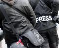 Symbolbild: Markus Scholz/dpa
Ein Fotoreporter trägt bei einer Demo einen Aufnäher mit dem Text «PRESS» auf seiner Jacke, um sich gegenüber Polizei und Demonstranten als Journalist zu kennzeichnen.