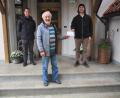 Bild: wmi
Vor 39 Jahren startete Hans Karl (Mitte) „sein“ Projekt, um Hilfe in Osteuropa zu leisten. Jonas Leipold (links) und Tobias Fehlner (rechts) von der Dorfgemeinschaft Ernstfeld unterstützen die Aktion mit 555 Euro.