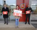 Bild: Kathrin Schmidt/exb
Über 4000 Euro für Laptops fürs Sonderpädagogische Förderzentrum freute sich Gisela Lehnerer (Mitte) mit Landrat Richard Reisinger (links) und Sparkassen-Vorstandsmitglied Alexander Düssil.