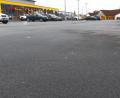 Bild: Lowak
Bis jetzt sind große versiegelte Fläche wie hier der Parkplatz vor den Verbrauchermärkten nicht in die Berechnung der Abwasserkosten eingeflossen. Ab 1. Januar soll sich dies ändern.