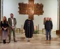 Bild: nib
Simon Hochmuth (Zweiter von links) ermöglichte durch seine Spende die Anschaffung des neuen Messgewandes. Kirchenpfleger Günter Schießl (Dritter von links) und Pfarrer Michael Hoch (Vierter von links) freuten sich über die Ergänzung der Messgewänder.