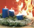 Symbolbild: Rauchmelder retten Leben/obs
In der Adventszeit steigt die Brandgefahr: Viele Kerzen sind mit leicht entzündlichen Dekoartikeln verziert und erhöhen das Risiko. Dass Rauchmelder in solchen Fällen Leben retten, zeigen auch mehrere Feuerwehreinsätze im Landkreis Schwandorf.