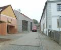 Bild: Portner
Die Pflasterarbeiten und auch der offene Schuppen im Archiv- und Museumshof wurden diese Woche fertiggestellt. Der Wunsch des Museumsvereins, auf einen eingeschossigen Zwischenbau vom Archiv (links) zur ersten Etage des Museums, liegt auf Eis. Der Stadtrat lehnte das Vorhaben in nichtöffentlicher Sitzung ab.