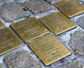 Bild: Evi Wagner
An das Schicksal von Frieda und Robert Koller, den Eltern von Else Fleischmann, erinnern zwei der insgesamt elf Stolpersteine in der Gesandtenstraße 10. Von dort wurden sie 1942 nach Piaski in Polen deportiert.