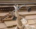 Symbolbild: Stefan Puchner
Vor einem Gericht hält eine Statue der Justitia eine Waage in der Hand.