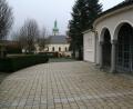 Bild: fpoz
Barrierefrei sind Aussegnungshalle und Umfeld gestaltet worden. Zuschüsse über die Städtebauförderung wurden beantragt.