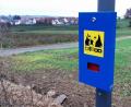 Bild: Lowak
Am Geh- und Radweg Richtung Gleißenthal ist einer von sieben Behältern angebracht, in denen Hundekotbeutel angeboten werden.