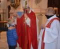 Bild: jr
In der Basilika in Waldsassen empfingen 11 junge Münchenreuther das Sakrament der Firmung. Gespendet hat es der Regensburger Weihbischof Josef Graf (Mitte).