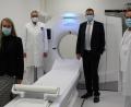 Bild: Kliniken Nordoberpfalz AG/Michael Reindl
Dieses neue CT-Gerät soll die Ärzte in der Notaufnahme des Klinikums Weiden bei der Covid-19-Diagnostik unterstützen. Das bestätigt auch der Chefarzt der Notaufnahme Dr. Andreas Pohl (ganz links).