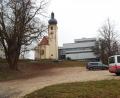 Bild: e
Der Blick vom Dorfplatz hinauf zur Kirche. Wo heute eine Parkpfläche zu sehen ist, soll einst eine Parkterrasse vom Dorfplatz zur Kirchen hinauf führen. Auf der linken Seite könnten sich die Planer bewachsene Gabionen vorstellen.