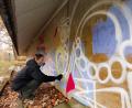 Bild: Wolfgang Steinbacher
Graffiti-Künstler „Aloha“ in seinem Element: Im Auftrag des TC Schanzl darf er sich an der Hallenaußenwand künstlerisch ausleben. In den vergangenen Jahren hatten Vandalen Schmierereien hinterlassen, die nun verschwinden.