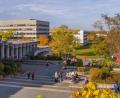 Bild: Universität Regensburg, Antonia Pröls
Derzeit herrscht zwar Corona-bedingt nicht so viel Leben auf dem Campus der Uni Regensburg wie hier im Herbst 2019. Doch das wird sich sicherlich bald wieder ändern.