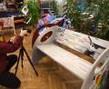 Bild: Gabi Schönberger
Johanna Grillenbeck, Praktikantin im Jugendzentrum, fotografiert die gestalteten Sitzbänke für die Online-Präsentation.