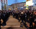Bild: Sebastian Willnow, dpa
Leipzig am 7. November: Nach der „Querdenken“-Demo stehen sich Demonstranten und Polizisten gegenüber. Nach Informationen der Journalistengewerkschaft dju kam es zu mehr als 30 Übergriffen auf Journalisten durch Teilnehmer der Veranstaltung.