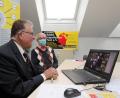 Bild: Wolfgang Steinbacher
Schädel-Hirnpatienten in Not erhalten eine Auszeichnung von der Deutschen Vereinigung für Rehabilitation. Von links: Bundesvorsitzender Armin Nentwig und Kassier Rudolf Friedrich.