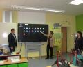 Bild: sei
Lehrerin Anja Kraus (Mitte) erklärt Bürgermeister Richard Kammerer (links) die vielseitigen Funktionen des neuen digitales Displays als interaktive Tafel. Rektorin Elisabeth Graßler (rechts) freut sich über die moderne Ausrüstung ihrer Schule.