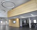 Bild: Petra Hartl
Eichenholz trifft auf Beton und schwarzen Boden: Die neue Aula der Städtischen Wirtschaftsschule Friedrich Arnold. Der Bereich rechts, wo Tische und Stühle zu sehen sind, kann bei Bedarf als zusätzliches Klassenzimmer genutzt werden.