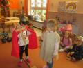Bild: Kerstin Pflaum/exb
Das Martinsspiel wurde im Kindergarten St. Hedwig heuer öfters als sonst aufgeführt. Dadurch konnten auch jüngere Kinder mit einbezogen werden, die sonst nur zuschauen dürfen.