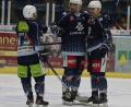 Bild: gb
Die Blue Devils besiegten am Freitag den EV Füssen mit 4:2. Marco Habermann (Mitte) machte mit seinem Tor in der 58. Minute alles klar. Mit ihm freuen sich Tomas Rubes (links) und Raul Jakob.