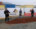 Bild: sne
Landrat Andreas Meier, Ziegler-Prokurist Andreas Sandner und Bürgermeister Bernhard Stangl (von links) starten mit dem ersten Spatenstich symbolisch die Baustelle.
