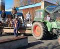 Bild: bsc
Zahlreiche Erkundungs- und Transportfahrten zu den einzelnen Standorten der Ruhebänke rund um Friedenfels unternahmen Erwin Bächer vom Arbeitskreis Tourismus (auf dem Traktor) sowie die Mitglieder der „Stoawaldlerer“ (von links) Jonas Henze, Thomas Trottmann, Kevin Radimerski, Maximilian Steinkohl, Gerhard Kastner und Michael Rauh.