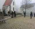 Bild: aks
Im Beisein von Bürgermeister Hans-Jürgen Strehl (Fünfter von rechts) legten Fritz Haas (Soldaten- und Reservistenkameradschaft, links) und Werner Renner (VdK, rechts) Kränze am Kriegerdenkmal nieder.