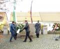 Bild: rfi
Bürgermeister Ludwig Gürtler (rechts) und zweiter Bürgermeister Werner Schärtl (links) legen zum Gedenken einen Kranz am Kriegerdenkmal nieder.