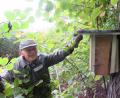 Bild: dip
OWV-Vogelwart Manfred Witt freut sich, dass er mit dem Aufhängen der Nistkästen nun auch für die Haselmaus eine bleibende Stätte schaffen konnte.