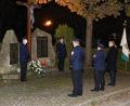 Bild: njn
Am Kriegerdenkmal in Grötschenreuth hielt die Feuerwehr mit der Dorfgemeinschaft den Volkstrauertag ab. Mit auf dem Bild unter anderem (von rechts) Bürgermeister Johannes Reger und Feuerwehrvorsitzender Thomas Hanauer.