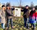 Bild: vsr
Das "Ein-Dorf-soll-leuchten"-Team (von links): Franziska Sieder, Mathias Wachsmann sowie Markus und Verena Schieder freut sich über viele wunderschöne dekorierte Fenster und ist noch auf der Suche nach weiteren Teilnehmern.