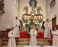Bild: bsc
Viel Freude bei ihrem künftigen Dienst am Altar wünschten Pfarrer Joseph (hinten Mitte) sowie die Oberministranten Philipp Schraml (hinten links) und Anna Wildenauer (hinten rechts) den neuen „Lausbuben Gottes“. Valentin Paukner, Maria Schraml und Dorothea Zeitler (vorne von links) verstärken künftig die Friedenfelser Ministrantenschar.