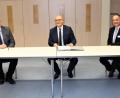 Bild: St.-Anna-Krankenhaus/Ehras
Landrat Richard Reisinger, Thomas Baldauf und Vorstand Roland Ganzmann (von links) bei der Vertragsunterzeichnung im St.-Anna-Krankenhaus.