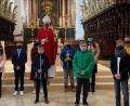 Bild: Carina Keil/exb
Ein Teil der Firmlinge zusammen mit Weihbischof Josef Graf und Pfarrer George Parankimalil in der Basilika.
