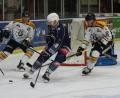Bild: gb
Das für Dienstag angesetzte Oberliga-Spiel der Blue Devils gegen den Höchstadter EC fällt aus, weil sich die Franken in Quarantäne befinden. Das Bild zeigt Marco Pronath (links) und Marco Habermann beim 4:2-Heimsieg der Weidener am vergangenen Freitag gegen den EV Füssen.