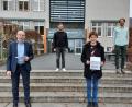Bild: lg
Christoph Greger (Zweiter von rechts) freut sich über die Auszeichnung durch den Kultusminister. Auch Schulleiter Ludwig Pfeiffer (links) gratuliert zusammen mit Oberstufenkoordinator Stephan Sturm und Mathematiklehrer Andreas Wohlgemuth zum Wettbewerbserfolg.