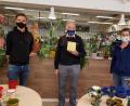 Bild: exb/Andreas Wolf
Anke Neumann und Andreas Wolf überreichen im Namen des Pfarrgemeinderats die Spende an Tafelvorsitzenden Josef Gebhardt.