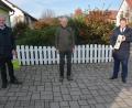 Bild: jr
Wolf-Jürgen Wenkel (Mitte) feierte am Sonntag seinen 85. Geburtstag. Gut gelaunt empfing er im Garten vor seinem Haus Bürgermeister Stefan Grillmeier (rechts) und TuS-Präsident Anton Bauernfeind, die ihm herzlich gratulierten.