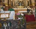 Bild: sck
Feierliche Segnung der neuen Corona-Glocke beim Festgottesdienst durch Pfarrer Marek Flasinski.