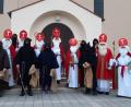 Archivbild: Wolfgang Lobinger/exb
Seinen düsteren Begleiter Knecht Ruprecht wird der Nikolaus (wie hier auf einem Foto aus dem vergangenen Dezember) dieses Jahr nicht dabei haben, wenn er in Schwarzenfeld Familien mit Kindern besucht. Unter strengen Corona-Auflagen können die Besuche des Heiligen aus Myra nur im Garten oder vor der Haustür stattfinden.