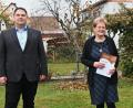 Bild: gf
Pandemie-bedingt auf Abstand bedacht und Jubilarin Ursula Rähr in deren Garten in die Mitte genommen: Es gratulierten AWO-Kreisvorsitzender Christian Beyer (links) und für die AWO Traßlberg deren Vorsitzender Erich Lobenhofer.