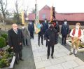 Bild: hai
Zweiter Bürgermeister Rudi Heier, Heimatforscher Werner Veigl, Feuerwehrvorsitzender Dieter Popp, Fahnenträger Markus Popp, Kommandant Christoph Emmerig, Fahnenträger Stefan Busch, Feuerwehr-Schriftführer Michael Flögel und Amadeus Hübner von den Speichersdorfer Musikanten (von links) sorgten für eine symbolträchtige Gedenkfeier unter coronagerechten Bedingungen.