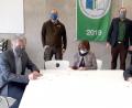Bild: Landratsamt Neustadt/exb
Bürgermeister Lothar Müller, Rektorin Irmgard Wittmann sowie der Vorsitzende des Naturparks Nördlicher Oberpfälzer Wald e.V., Landrat Andreas Meier (vorne von links), unterzeichneten die Kooperationsvereinbarung für die Naturpark-Schule. Mit im Bild (hinten von links) Naturpark-Ranger Heiko Hoffmann und Naturpark-Geschäftsführer Stefan Härtl.